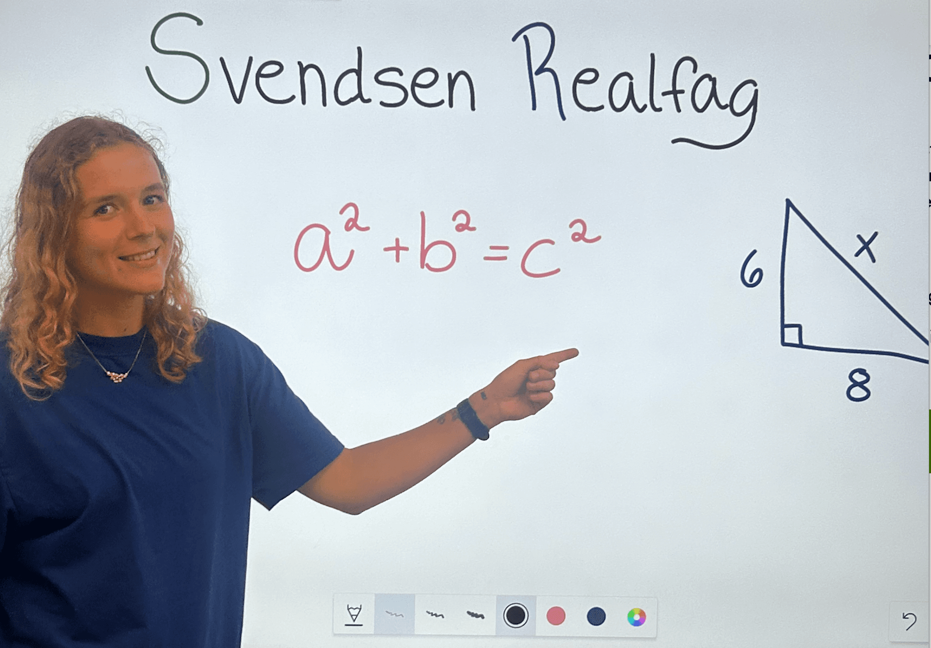 Elev som får privatundervisning i matematikk på nett Elev som får privatundervisning i matematikk på nett